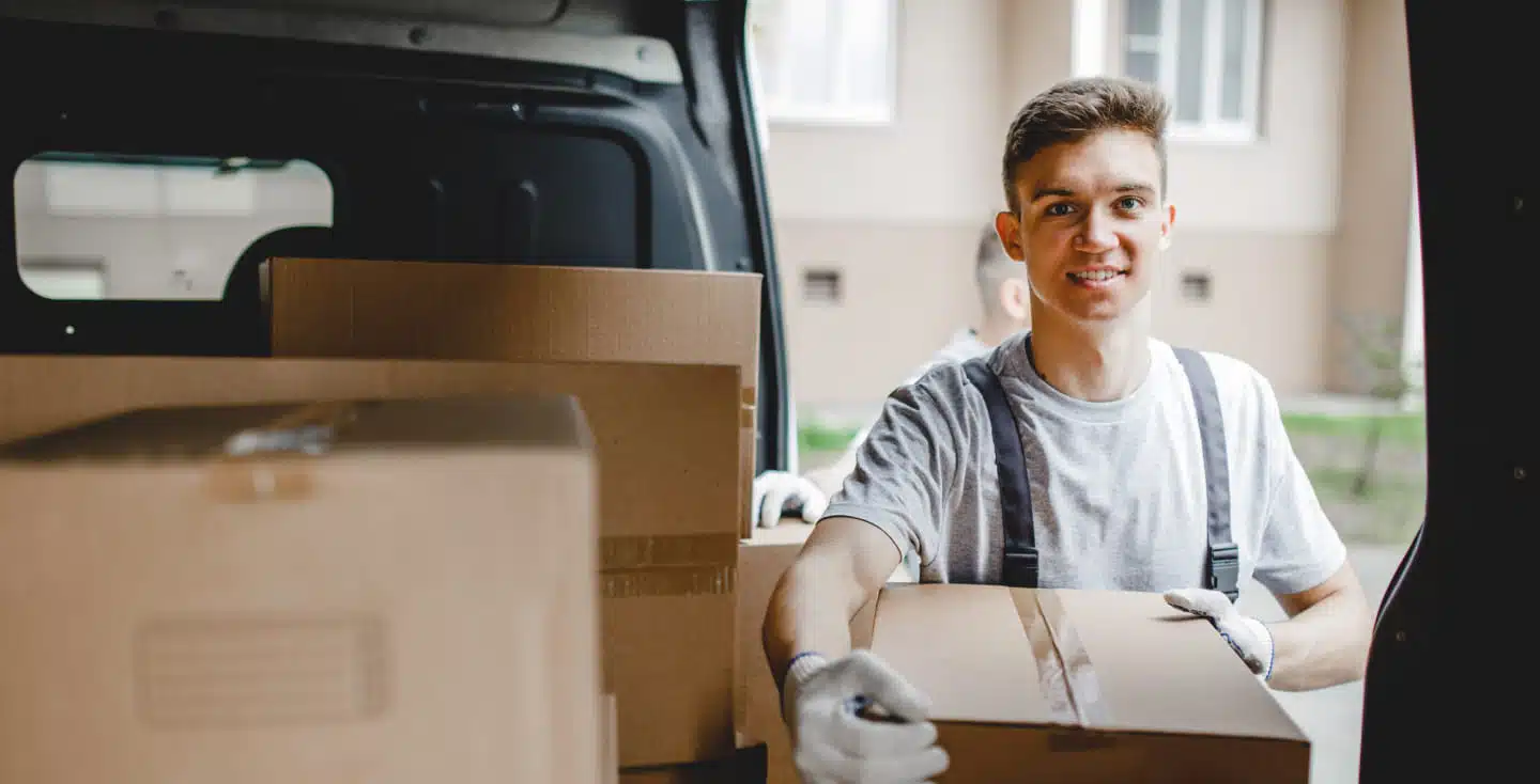 Lær viktigheten av riktig løfteteknikk ved flytting for å unngå ryggskader. Profesjonelle flyttebyråer som Majoren Flyttebyrå Oslo AS benytter løfteutstyr som traller og løfteseler for tunge gjenstander som pianoer og vedovner. Spar deg selv for fysiske påkjenninger og risikoen for skader ved å la erfarne flyttefolk ta seg av de tunge løftene.