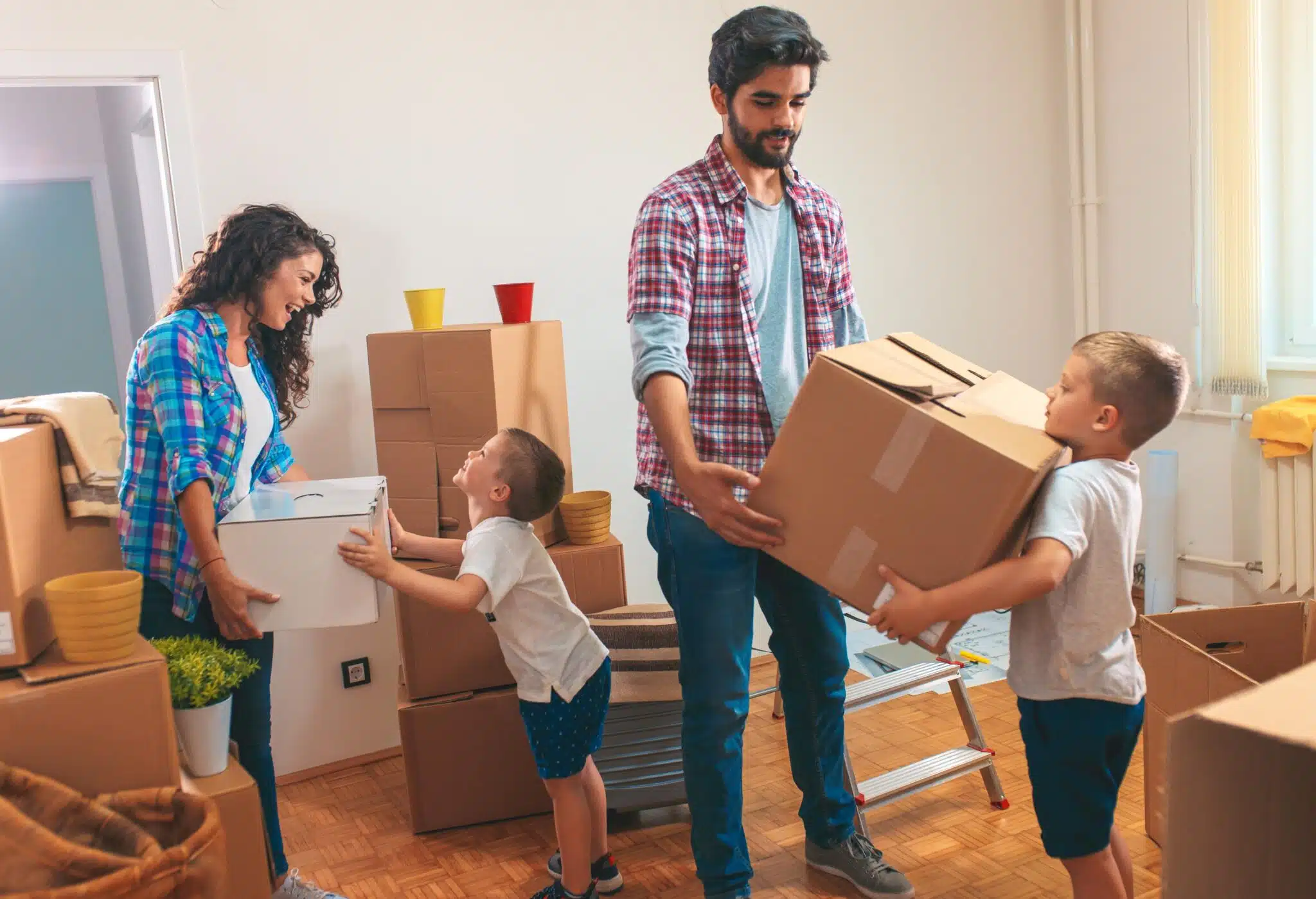 Flytting med barn kan være utfordrende, spesielt for de som er mellom 12 og 17 år. Forberedelse, forutsigbarhet og opprettholdelse av rutiner kan bidra til å gjøre overgangen til et nytt miljø lettere. Involver barna tidlig i prosessen for å sikre at de føler seg trygge og hørt under flyttingen.