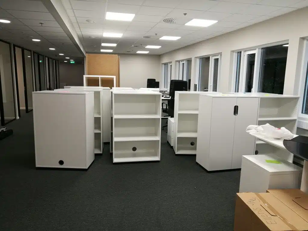 Majoren Flyttebyrå Oslo AS tilbyr omfattende flyttetjenester for privatpersoner, bedrifter og organisasjoner i Oslo og omegn. Vi håndterer alt fra inn- og utpakking, demontering, transport, flyttevask til kontorflytting med fokus på kvalitet og effektivitet. Vi tilbyr også mellomlagring og avfallshåndtering.