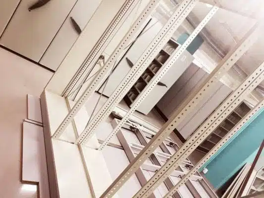 En vellykket bedriftsflytting krever grundig planlegging. Les om viktige aspekter som valg av flytteleder, oppsett av tidsplan, budsjettkontroll og informasjon til ansatte og kunder for en smidig flytteprosess.