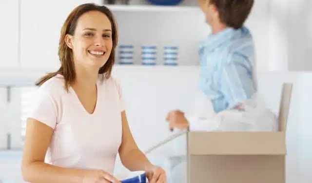 En informativ guide om flytting, som gir svar på vanlige spørsmål knyttet til planlegging, kostnader, volumberegning og praktiske råd for en stressfri flytteprosess.