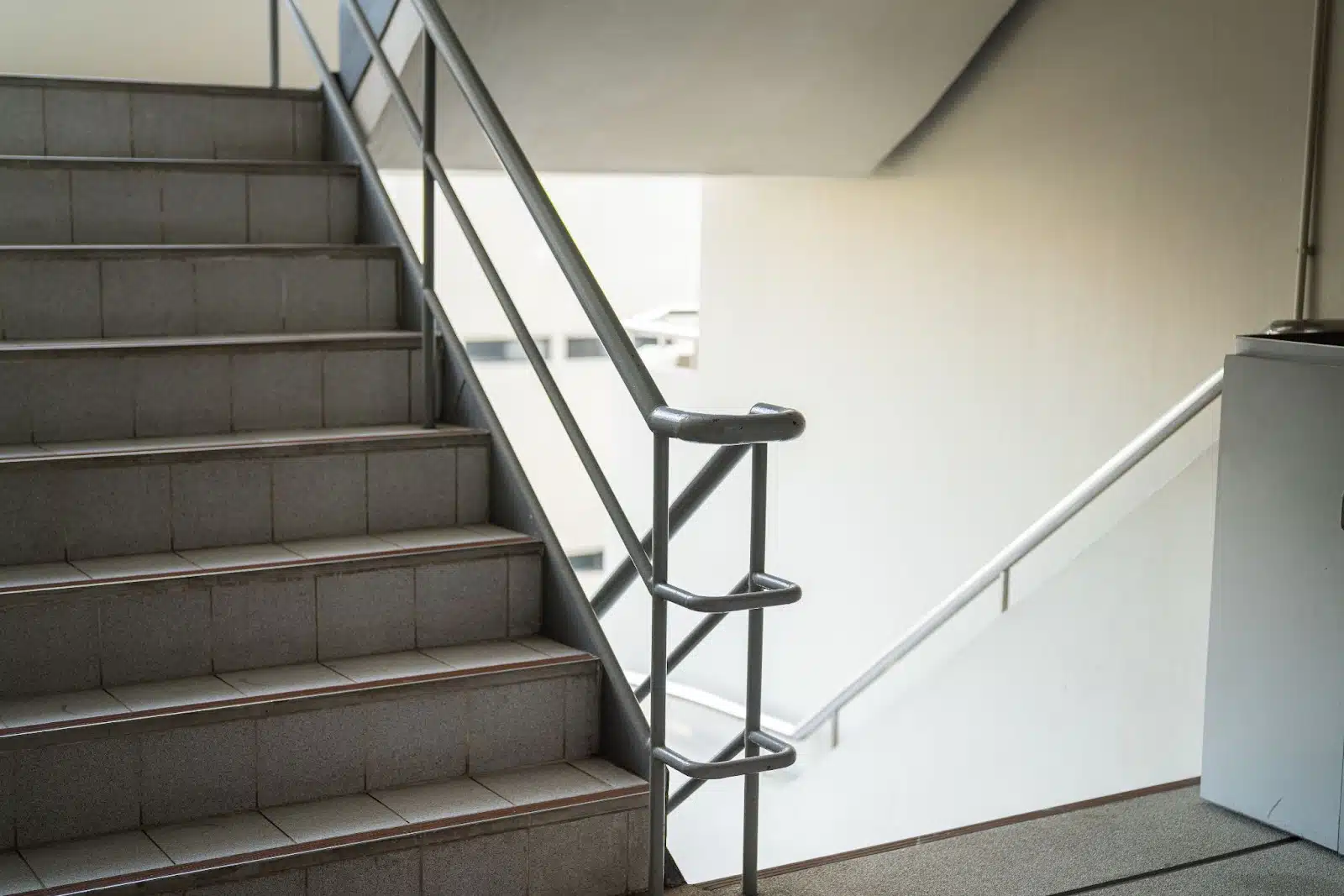 Tom trappeoppgang i et leilighetskompleks med rekkverk i metall